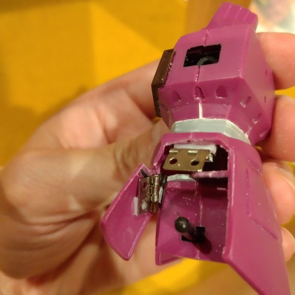 各アーマーを切り離し→極小の蝶番で可動化してみました。キットのポリキャップをWAVEのPC-03に置き換え&間接の自作もしてみました。旧キットの制作経験に乏しいので精度は微妙ですが、少しは動くようになりそうです☺️旧キットの中では傑作と言われるガルバルディβ…小改造で格好良くなるキットで練習して、ゆくゆくはMSVシリーズなんかもバチッと作れるようになりたいです🤔（2枚目）