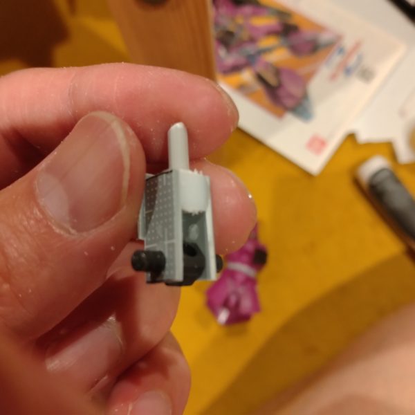 各アーマーを切り離し→極小の蝶番で可動化してみました。キットのポリキャップをWAVEのPC-03に置き換え&間接の自作もしてみました。旧キットの制作経験に乏しいので精度は微妙ですが、少しは動くようになりそうです☺️旧キットの中では傑作と言われるガルバルディβ…小改造で格好良くなるキットで練習して、ゆくゆくはMSVシリーズなんかもバチッと作れるようになりたいです🤔（4枚目）
