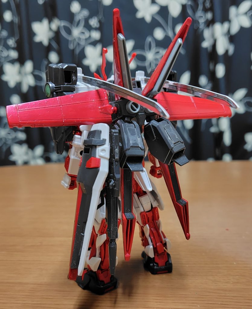 レッドフレームのフライトユニット装備出来ましたが、肩部マウントの刀と干渉してしまうので注意が必要。