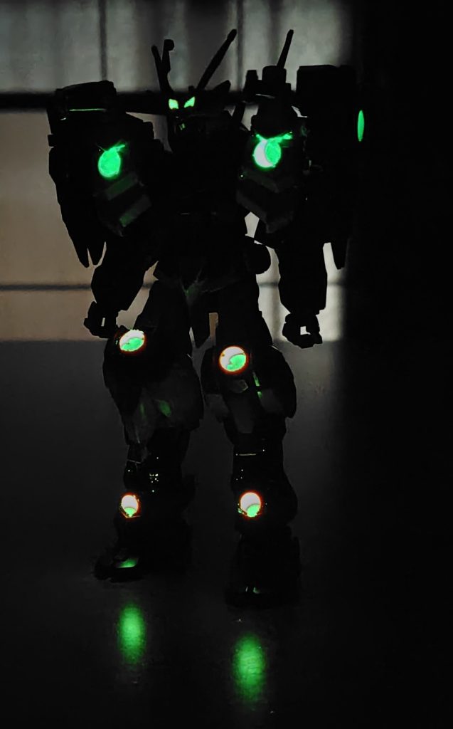 増設装甲の円形箇所には蓄光レジンを。大型化したツインアンテナの中心に目つきに似た眉間みたいな溝有ったので其処にも。