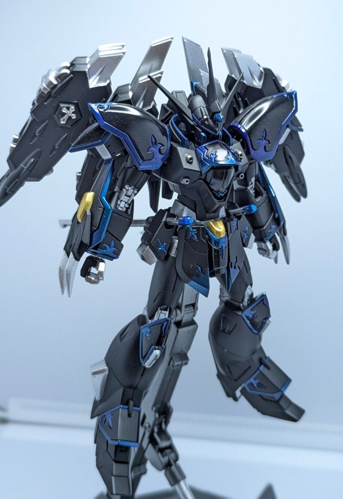 まずは翼を閉じた状態の本体から。今回はツヤ消し黒×キャンディブルーで塗装。ゴールドを下地に6層重ねたキャンディブルーはまるでモルフォ蝶の羽ような輝き✨