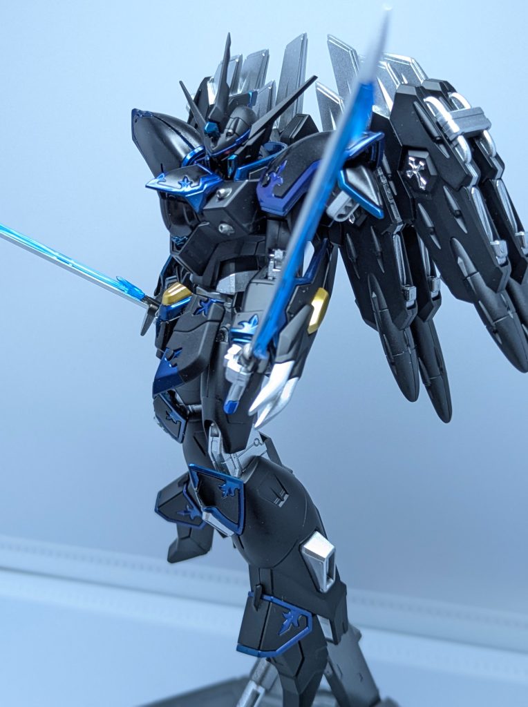 武器構え腕と腰のパーツに差し色として金色を使いましたが、これのおかげでなんだかヒロイックな印象になってしまいました。