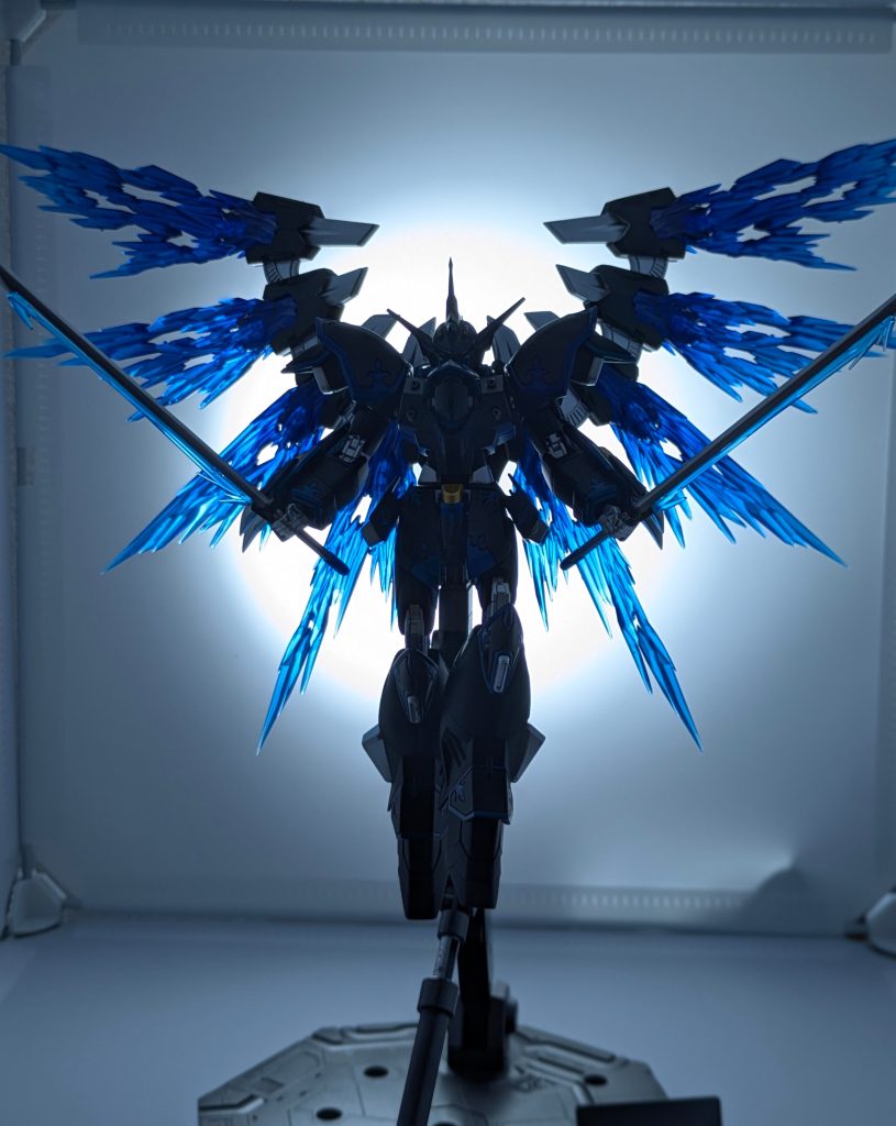 お待ちかねの光の翼展開ver.ラスボス感が一気に増しました。光の翼のグラデーション塗装はかなりお気に入りポイント。クレオスのディープクリアブルーでグラデーションをかけた後、光沢トップコートにスターブライトシルバーを極小量混ぜてラメを追加してます。