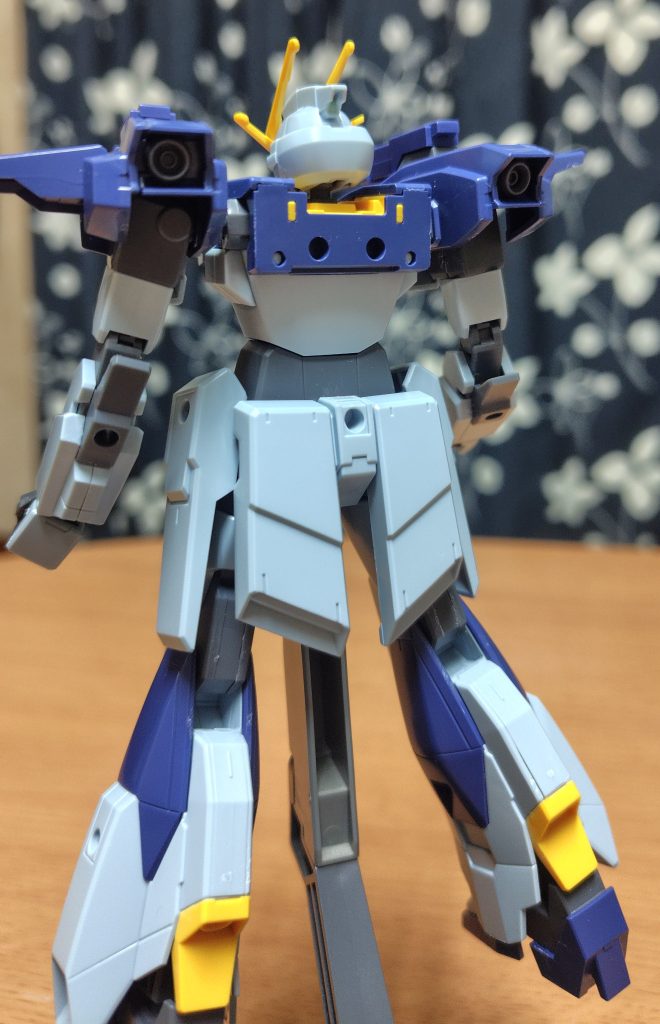 背面スラスターは外せて2点穴有り。しかし両肩のスラスターがバックパックを選び、アレンジに難有り。