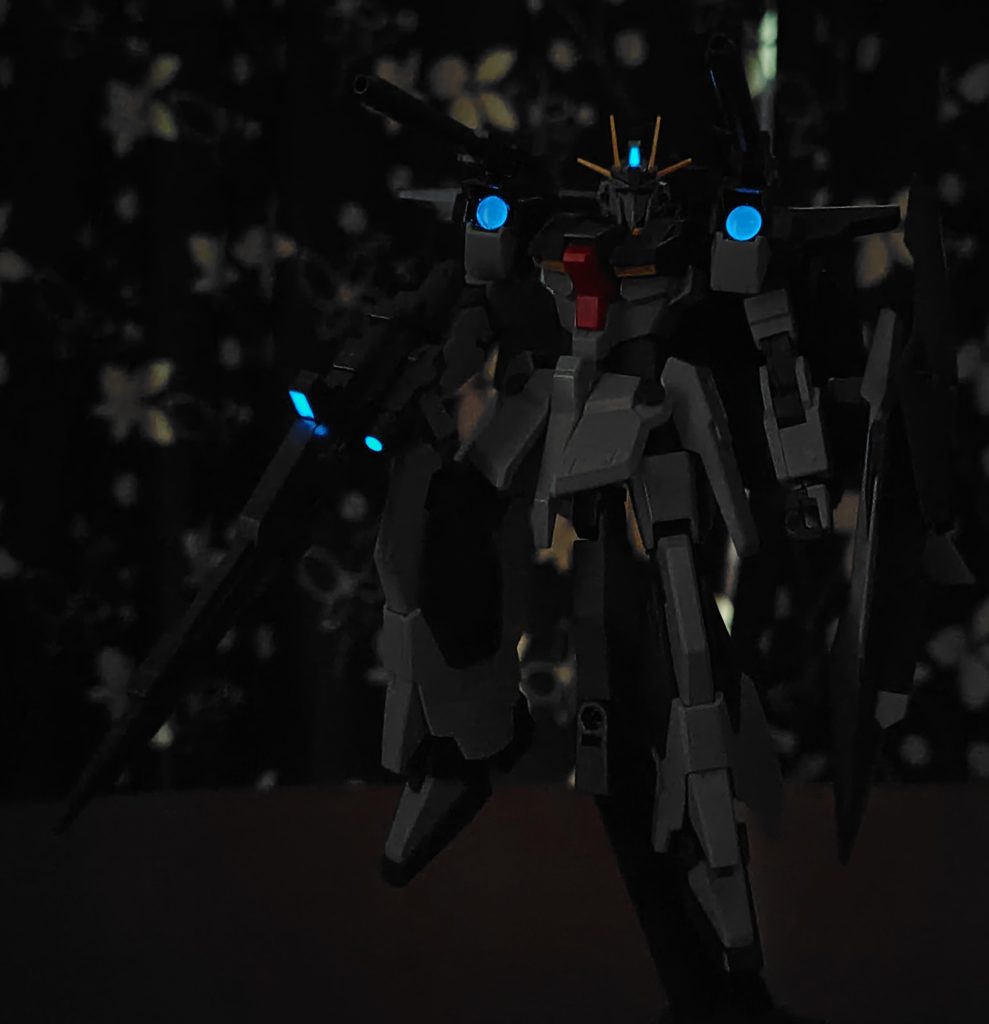 ロングバレルビームライフルと接続する両肩の高感度センサー、額、ライフルのスコープ等は蓄光レジンで暗闇でも光ります。