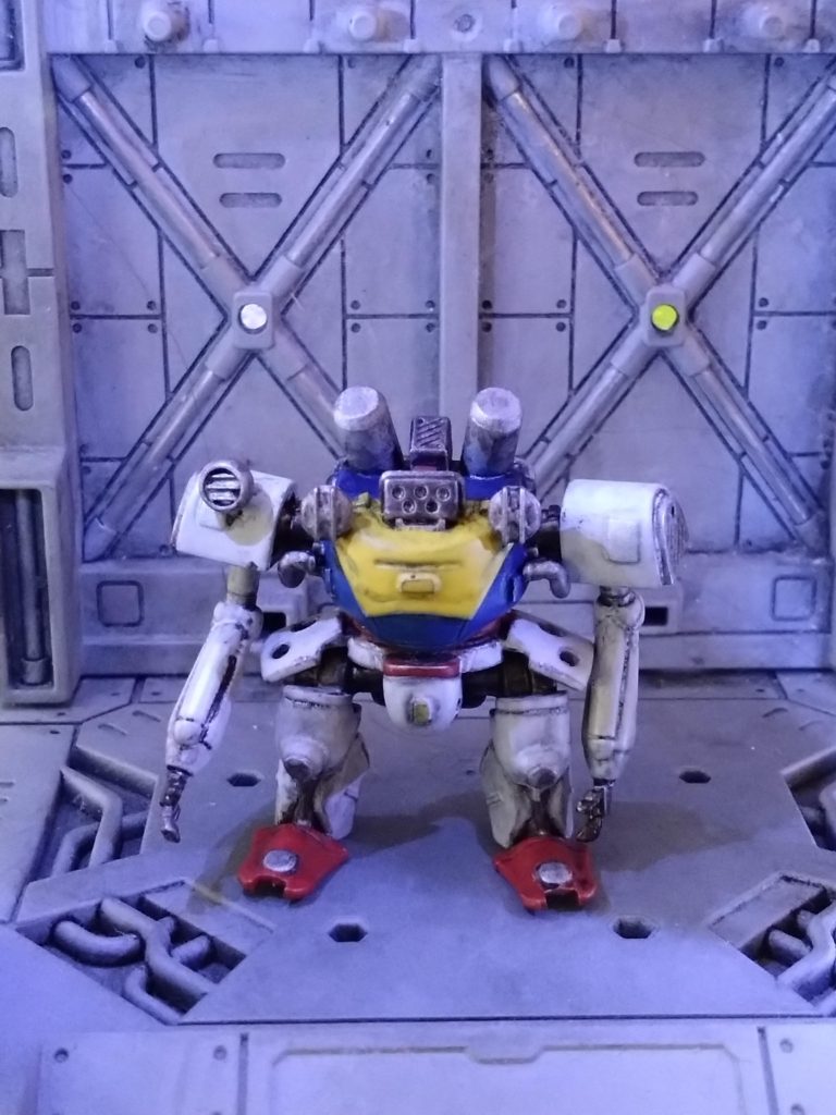 穴開けたりちょっこっとプラ板貼ったりして筆塗り塗装しました。 居酒屋蛇武炉宇で整備兵達が「俺もガンダム乗りてぇなぁ(๑•﹏•)」などとくだまいてるところに出くわした鈴鬼。そんなに乗りたいなら乗せてやろうじゃないの!!という事で用意したのがトリコロールカラーのガンダム整備専用機ドラケンGである。