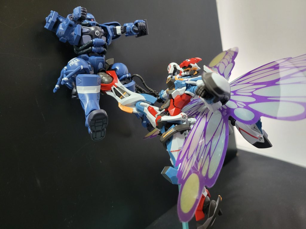 月光蝶エフェクトはROBOT魂のを使ってますが、ボールデンアームアームズのジョイントを使って取り付けてます。真横から見ると不格好ですが、こうやって角度いじって撮るとバレません。軍警ザクが悶絶する場所を蹴り飛ばしてますが、スタンド無しでこの写真撮るにはベストな場所だった(酷い)