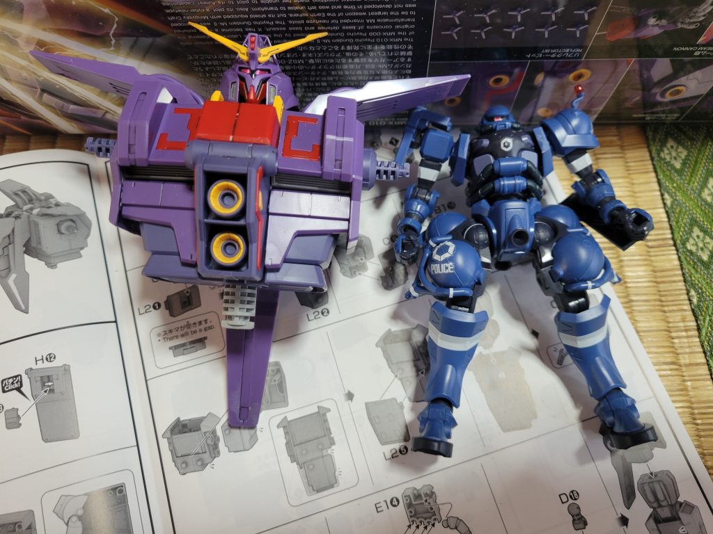 こちらはボディと頭を取り付けたものです。この時点でザクと同じ大きさとは恐れ入りました……