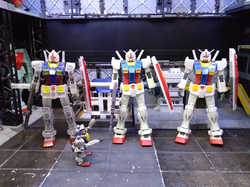 ガンダム整備専用機なので鈴鬼が大好き、みんなも大好きHGMSDオリジンガンダムを出すよ〜!!左からクリア、ククルス・ドアン版、通常版のパチ組み。