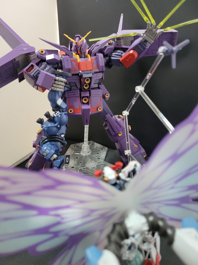 HGのZガンダムを持ってないので、直近で作ったジークアクス(月光蝶)と軍警ザクを相手に戦ってます。膝に引っ掛けてますが、ザクは片手で持ってます。