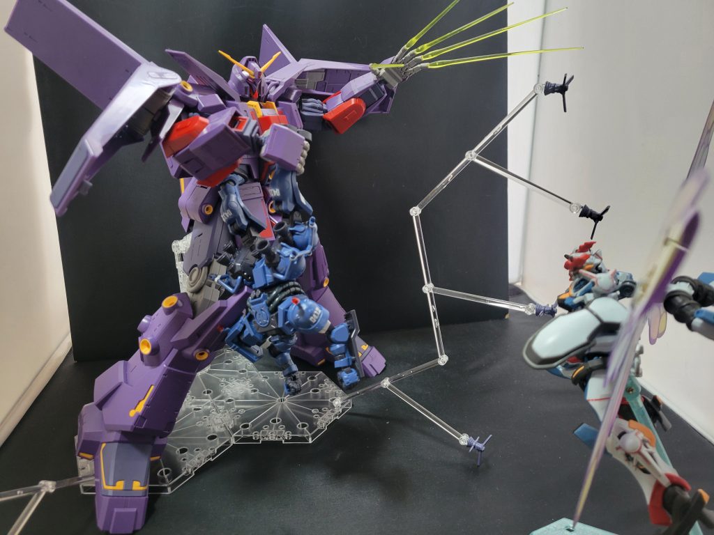 ジージェネでありそうなワンシーンフィンガーのビームサーベルもかっこいいですね。