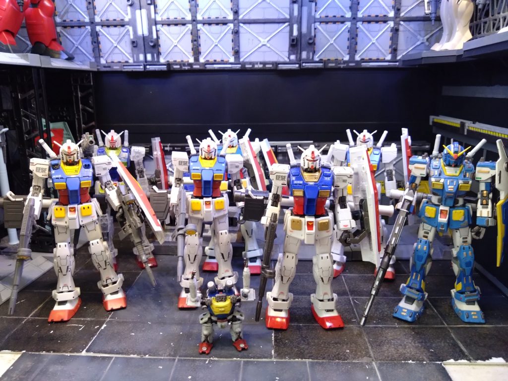 さらに通常版で左からパチ組みスミ入れシール貼りのみ、丁寧にヤスリかけて艶消し仕上げ、全塗装半ツヤ仕上げ、以前投稿したオリジナル機( ╹▽╹ )