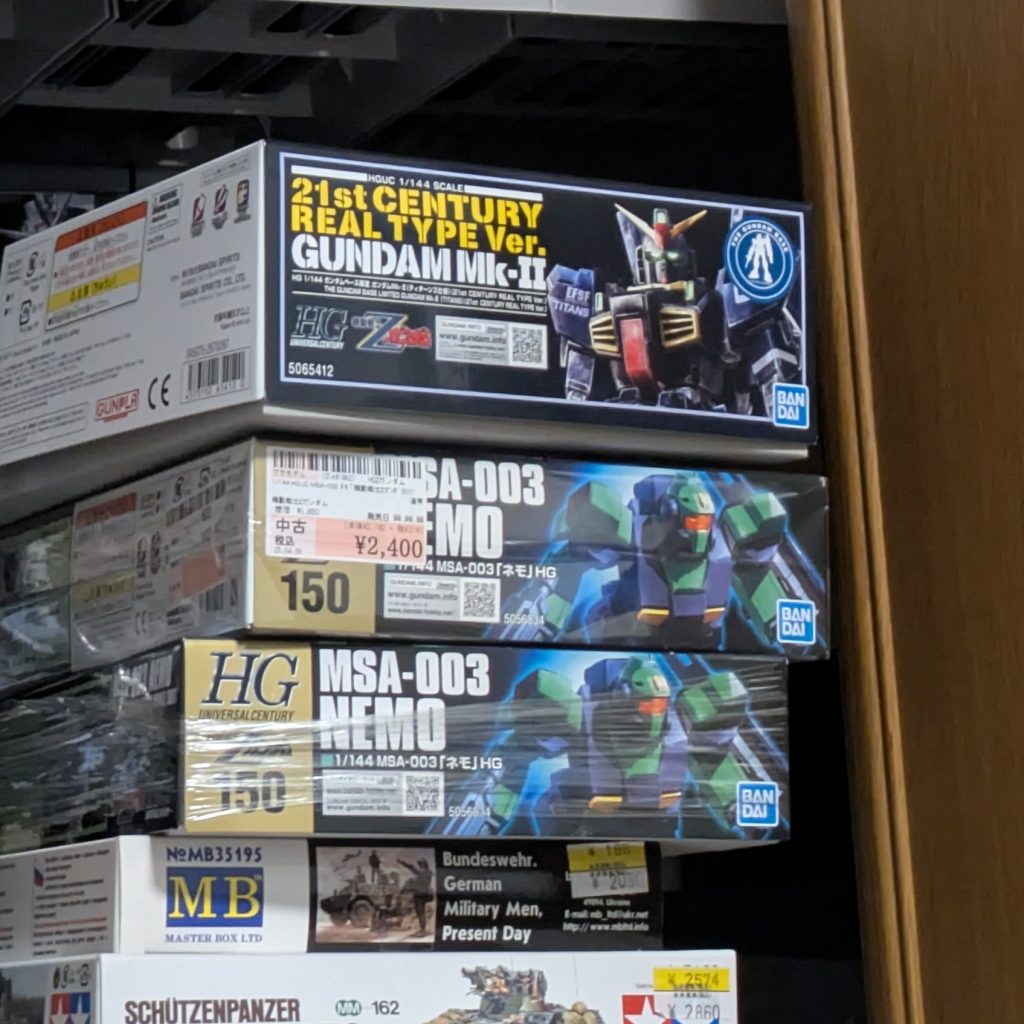 作品名：お次のお題<p>今作ってるシャーマン戦車に完成の目処が立ったので次に作るものを眺めてた。元の素材を活かしながらオリジナル設定で最近話題の”あの人”の機体を作るかな????[私のために◯んで!!ニュータイプ!!]</p>