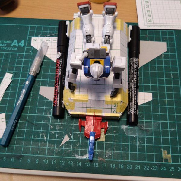 ガンダムが乗れるコアブースターが欲しいと思ったのですが旧キットは小さすぎて乗れないし、そもそも売ってない(⁠ ⁠≧⁠Д⁠≦⁠) ならば作るしかあるまい(⁠＠⁠_⁠＠⁠)という事で工作用紙で作業開始しました(⁠*⁠´⁠ω⁠｀⁠*⁠) ガンダムに合わせてテキトーに作ってみたら……デカッッッ!!!ちょっと切り詰めて大体全長18cmくらいになりました。それでもデカい……。 もういっそオリジナルでいいや!!となってきたのでオッサンの浪漫と言えば前進翼でしょ!!(⁠☆⁠▽⁠☆⁠) なかなかうまくいかないけどスクラッチは楽しいですね(⁠*⁠´⁠ω⁠｀⁠*⁠)何より安い!!100均のおかげで材料費ここまでで約100円!!（2枚目）