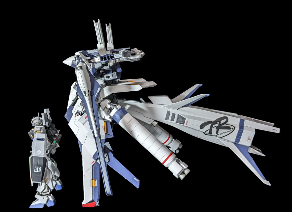 縦は約2倍、横は7〜8倍くらいディスプレイケースを占領する化物