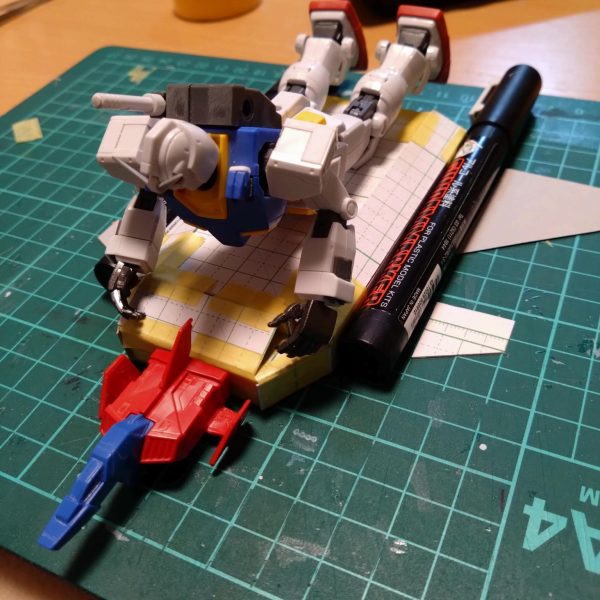 ガンダムが乗れるコアブースターが欲しいと思ったのですが旧キットは小さすぎて乗れないし、そもそも売ってない(⁠ ⁠≧⁠Д⁠≦⁠) ならば作るしかあるまい(⁠＠⁠_⁠＠⁠)という事で工作用紙で作業開始しました(⁠*⁠´⁠ω⁠｀⁠*⁠) ガンダムに合わせてテキトーに作ってみたら……デカッッッ!!!ちょっと切り詰めて大体全長18cmくらいになりました。それでもデカい……。 もういっそオリジナルでいいや!!となってきたのでオッサンの浪漫と言えば前進翼でしょ!!(⁠☆⁠▽⁠☆⁠) なかなかうまくいかないけどスクラッチは楽しいですね(⁠*⁠´⁠ω⁠｀⁠*⁠)何より安い!!100均のおかげで材料費ここまでで約100円!!（3枚目）