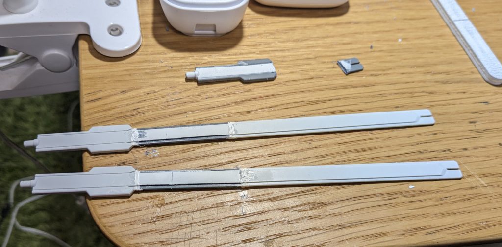 余っているコンポジットシールドブースターのブレードをカットして継ぎ足し延長しています無改造だとブレード短過ぎてなぁ…慣れない作業だったのでパテ盛り削りを繰り返し、上手く出来ても削り過ぎて折れたりとホント苦労した