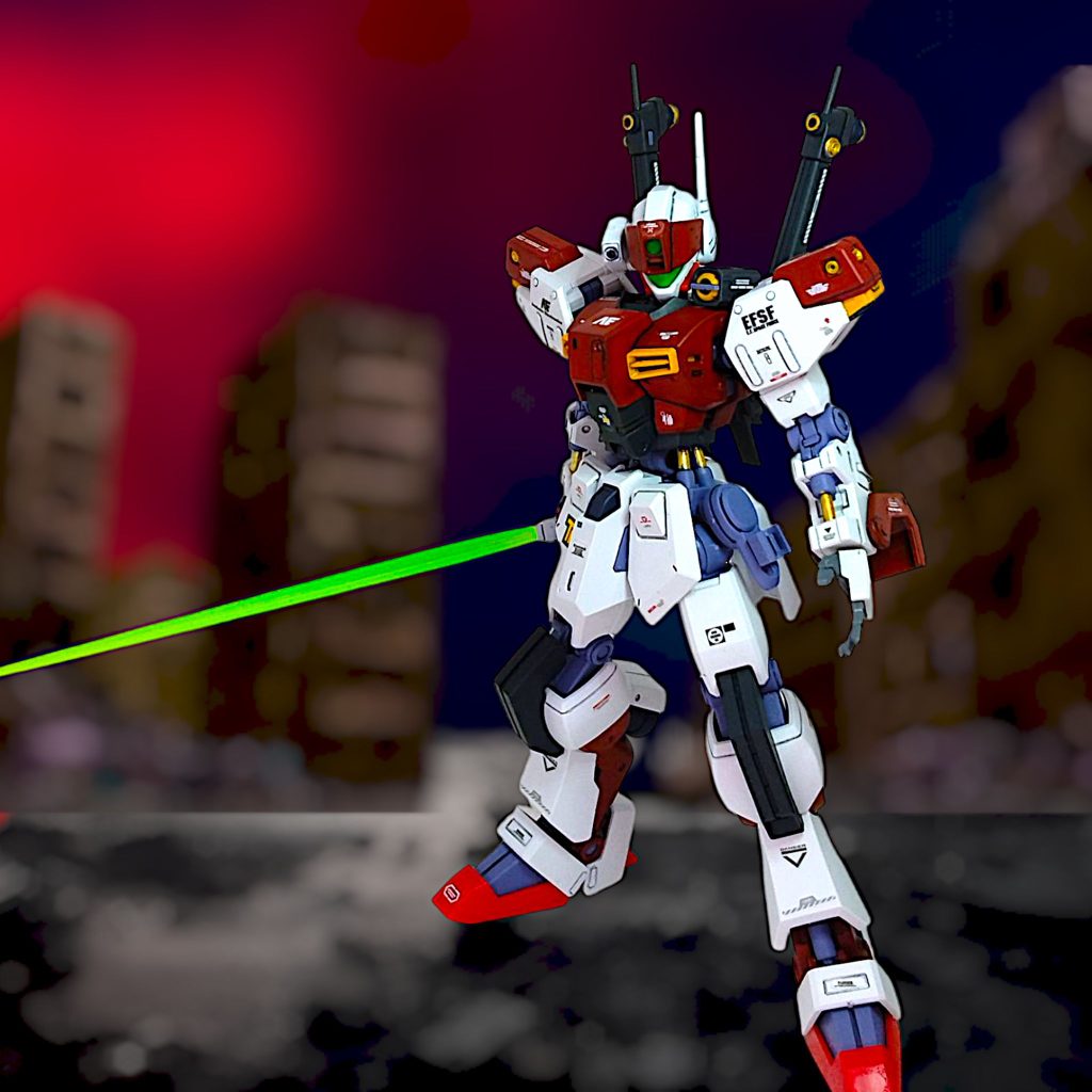 隊長「中立コロニーで不要な戦闘は住民の神経を逆撫でする。追撃は無理か・・・。今回は新型のガンダムを守れるただけよかったとするか」 こうして歴史は変わり、NT-1は予定通りホワイトベース隊のアムロに届いた。そして圧倒的性能を見せたケンプファーはシャア専用機として生まれ変わり、最終決戦を迎えることとなる・・・UC0079.12月31日宇宙要塞ア・バオア・クー   Sフィールドグレイファントム及びスカーレット隊は、要塞に突入するホワイトベース隊の援護を命じられていた