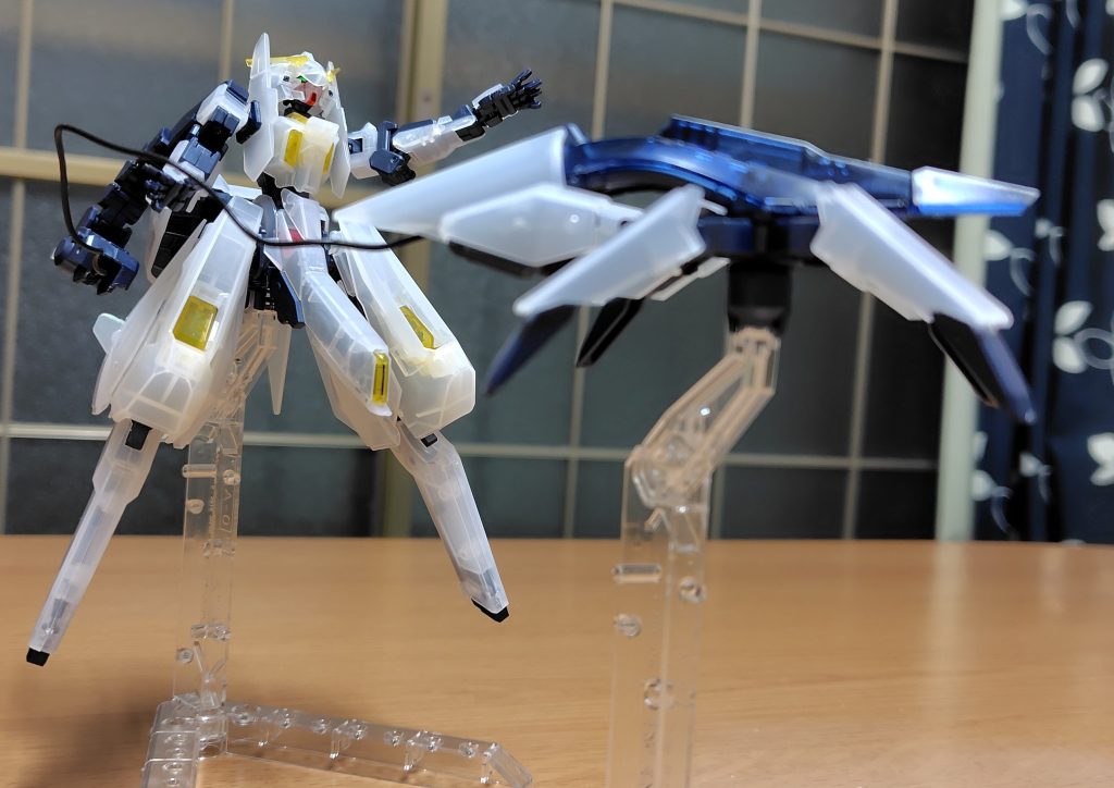 ロングビームライフルの機関部はクロー形態に変えてワイヤーで繋がっています。