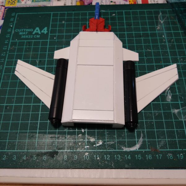 ガンダムが乗れるコアブースターが欲しいと思ったのですが旧キットは小さすぎて乗れないし、そもそも売ってない(⁠ ⁠≧⁠Д⁠≦⁠) ならば作るしかあるまい(⁠＠⁠_⁠＠⁠)という事で工作用紙で作業開始しました(⁠*⁠´⁠ω⁠｀⁠*⁠) ガンダムに合わせてテキトーに作ってみたら……デカッッッ!!!ちょっと切り詰めて大体全長18cmくらいになりました。それでもデカい……。 もういっそオリジナルでいいや!!となってきたのでオッサンの浪漫と言えば前進翼でしょ!!(⁠☆⁠▽⁠☆⁠) なかなかうまくいかないけどスクラッチは楽しいですね(⁠*⁠´⁠ω⁠｀⁠*⁠)何より安い!!100均のおかげで材料費ここまでで約100円!!（7枚目）