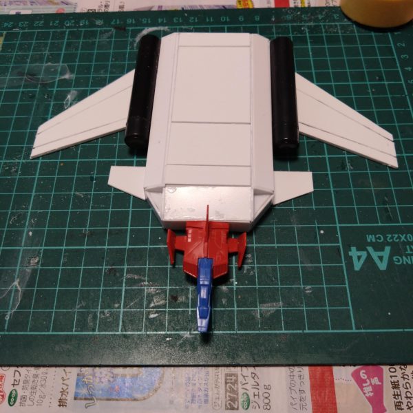 ガンダムが乗れるコアブースターが欲しいと思ったのですが旧キットは小さすぎて乗れないし、そもそも売ってない(⁠ ⁠≧⁠Д⁠≦⁠) ならば作るしかあるまい(⁠＠⁠_⁠＠⁠)という事で工作用紙で作業開始しました(⁠*⁠´⁠ω⁠｀⁠*⁠) ガンダムに合わせてテキトーに作ってみたら……デカッッッ!!!ちょっと切り詰めて大体全長18cmくらいになりました。それでもデカい……。 もういっそオリジナルでいいや!!となってきたのでオッサンの浪漫と言えば前進翼でしょ!!(⁠☆⁠▽⁠☆⁠) なかなかうまくいかないけどスクラッチは楽しいですね(⁠*⁠´⁠ω⁠｀⁠*⁠)何より安い!!100均のおかげで材料費ここまでで約100円!!（5枚目）