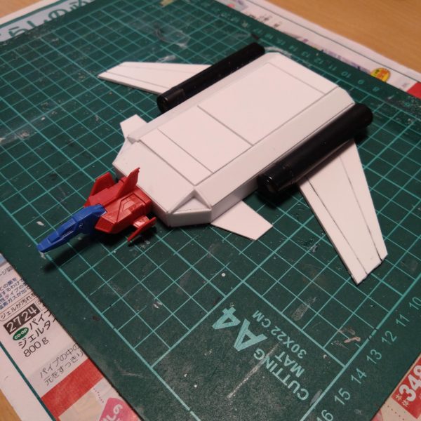 ガンダムが乗れるコアブースターが欲しいと思ったのですが旧キットは小さすぎて乗れないし、そもそも売ってない(⁠ ⁠≧⁠Д⁠≦⁠) ならば作るしかあるまい(⁠＠⁠_⁠＠⁠)という事で工作用紙で作業開始しました(⁠*⁠´⁠ω⁠｀⁠*⁠) ガンダムに合わせてテキトーに作ってみたら……デカッッッ!!!ちょっと切り詰めて大体全長18cmくらいになりました。それでもデカい……。 もういっそオリジナルでいいや!!となってきたのでオッサンの浪漫と言えば前進翼でしょ!!(⁠☆⁠▽⁠☆⁠) なかなかうまくいかないけどスクラッチは楽しいですね(⁠*⁠´⁠ω⁠｀⁠*⁠)何より安い!!100均のおかげで材料費ここまでで約100円!!（6枚目）
