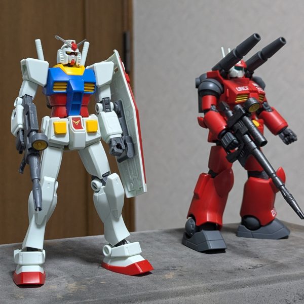ガンダム大地に立つ!!(ただしアムロ機ではない!!)姿形は元のRX-78アムロ機だけどアムロ機との明確な差としてV字アンテナとシールドマークカラー。一見アムロ機に見えるこの機体がラプラス事変直前のイズマコロニー周辺に現れている設定。パイロットは…。???[