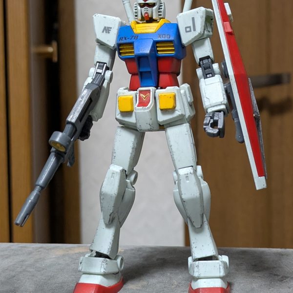 HGUC RX-78-2改めRX-78-X00汚し完了!!今回は初のチッピングに挑戦。今まで自信なくてやれてなかったけど、やってみると結構楽しい。模型とはこういう新発見があるから面白い。試験機なのに傷だらけな理由としては