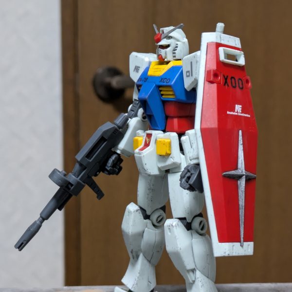 HGUC RX-78-2改めRX-78-X00汚し完了!!今回は初のチッピングに挑戦。今まで自信なくてやれてなかったけど、やってみると結構楽しい。模型とはこういう新発見があるから面白い。試験機なのに傷だらけな理由としては