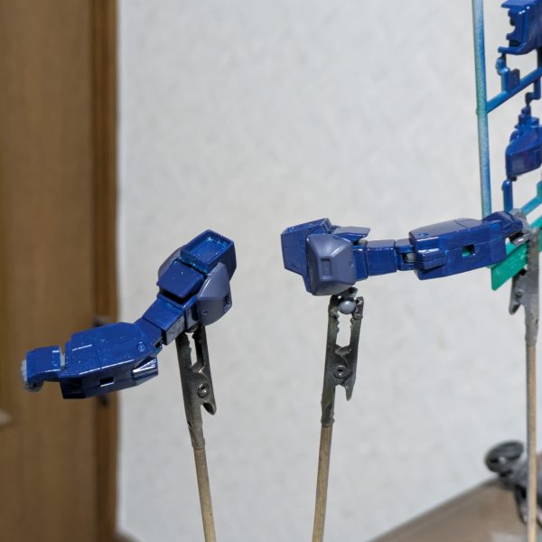 HGUC MSA-003ネモ軍警察仕様製作中!!ランナーをまず塗装してから作業してるので塗装部分はリタッチ…というか再塗装しながら組立中。とりあえず上半身は出来上がり。腕は乾燥中。（3枚目）