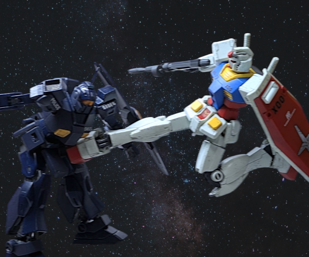 ブリーフィングが終了し、面々が部屋を後にする中、シャリアは映し出されているモニター画像を見ていた。そんな彼にブライトはこう声をかけた。[やはり君も気になるか?][勿論です。あの一年戦争で