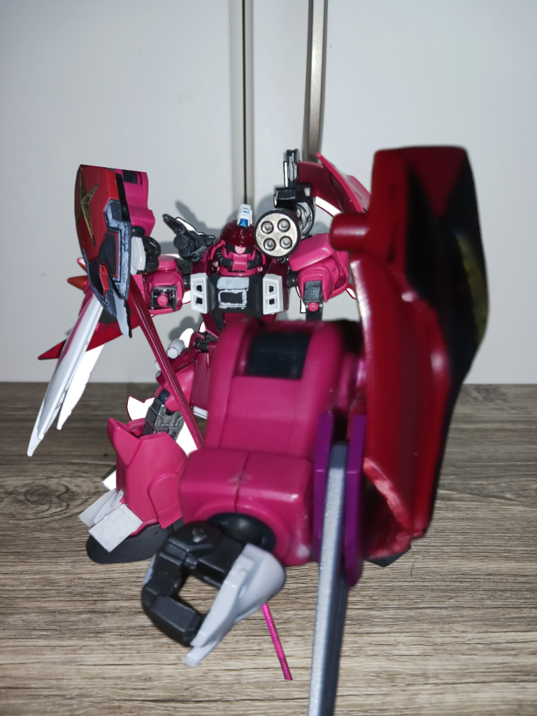 改修した際に腕部にドラグーンシステムを導入して左手には動きを止めれるクロー、右手にはビームサーベル、アーミーナイフ、ライフルショーティ、シールドが取り付けられた。そのため腕部は頑丈、さらに飛ばすこともできるため、隙がないモビルスーツとして完成した。また新型バックパック、ガトリングウィザードはビームライフルとビームガトリングが取り付けられた。また肩にはビーム突撃砲が付いている。