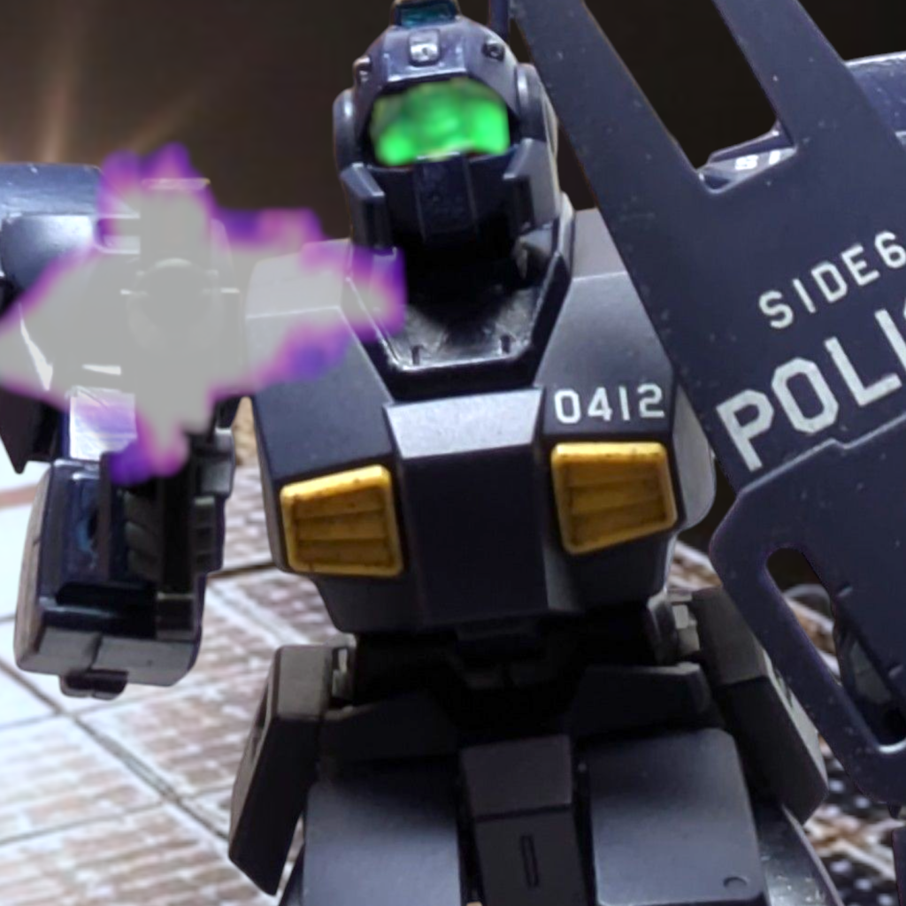 [なんなんだコイツは!?]ネモのパイロットは叫びながらビームライフルを乱射するが掠りもしない。そしてガンダムは一瞬でネモを撃破し映像は終了した。ざわめく面々を前にブライトは口を開く。[この戦いでパイロットは無事だったがネモ2機が撃墜された。この事態にサイド6政府は国連に応援を求めてきた。それで我々はここにいる。今回の相手は乗ってるのが誰だか知らんが