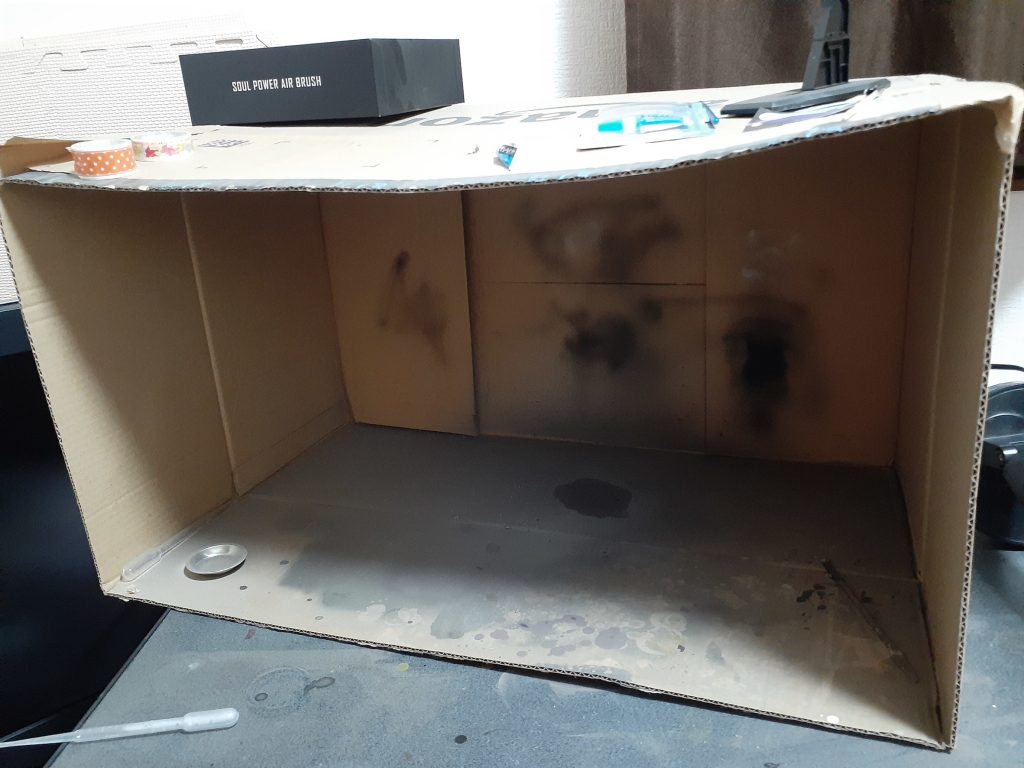 塗装も段ボールの中でやってます