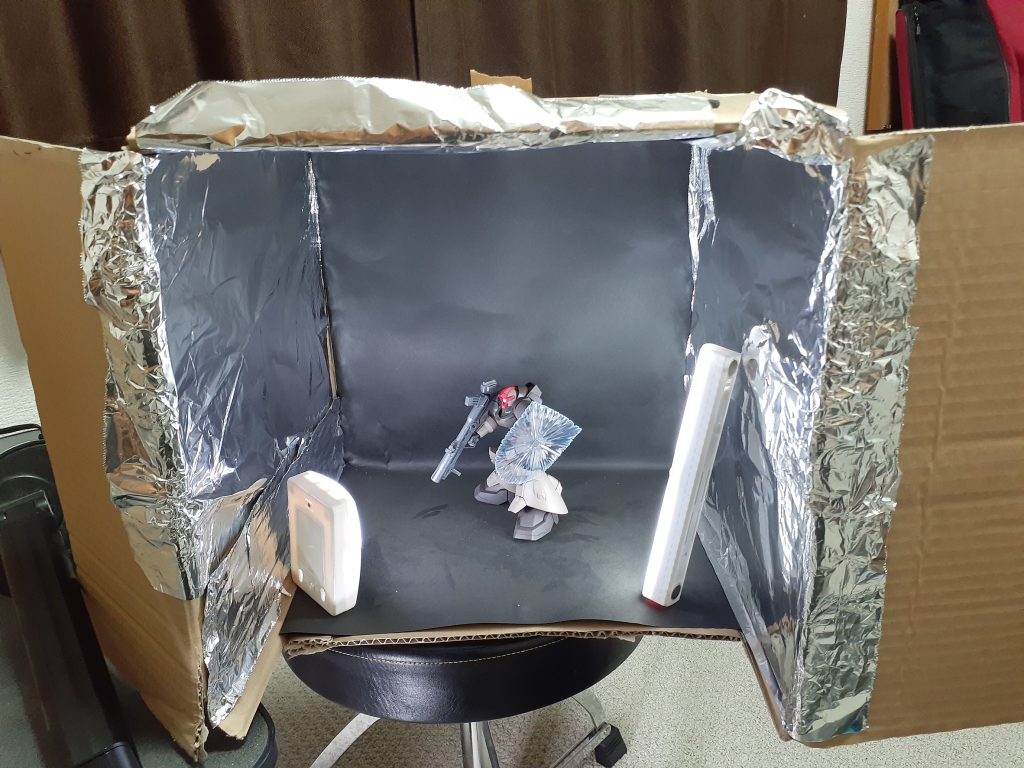 小遣い制では無いのですが奥様の顔色を伺いながら出来るだけ節約したいので撮影ブースは段ボール+アルミホイル+100均の画用紙家にある照明を集結させて撮影してます。