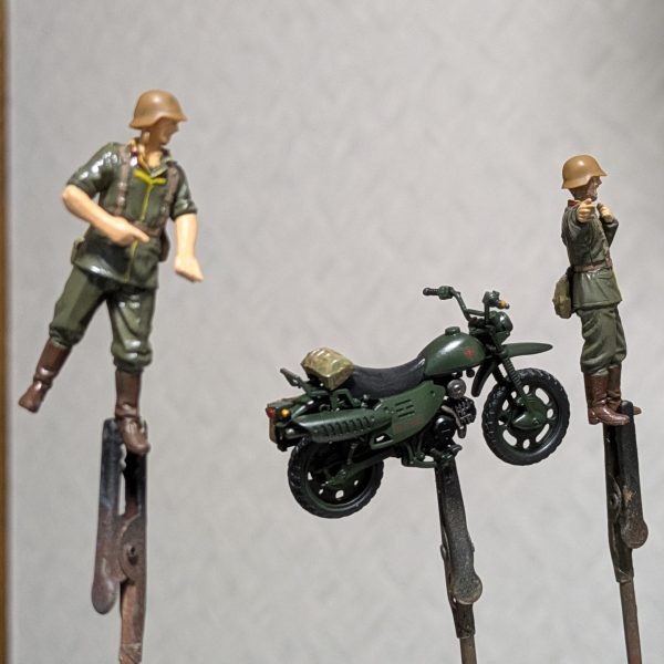 1/35 UCハードグラフよりジオン軍汎用中型オートバイ B.M.C Z78/2製作中!歩兵の皆さんも出来上がったので現在トップコート中。襟はデカールの階級章だったけど、サイズが合わないから塗装しました(笑)（2枚目）
