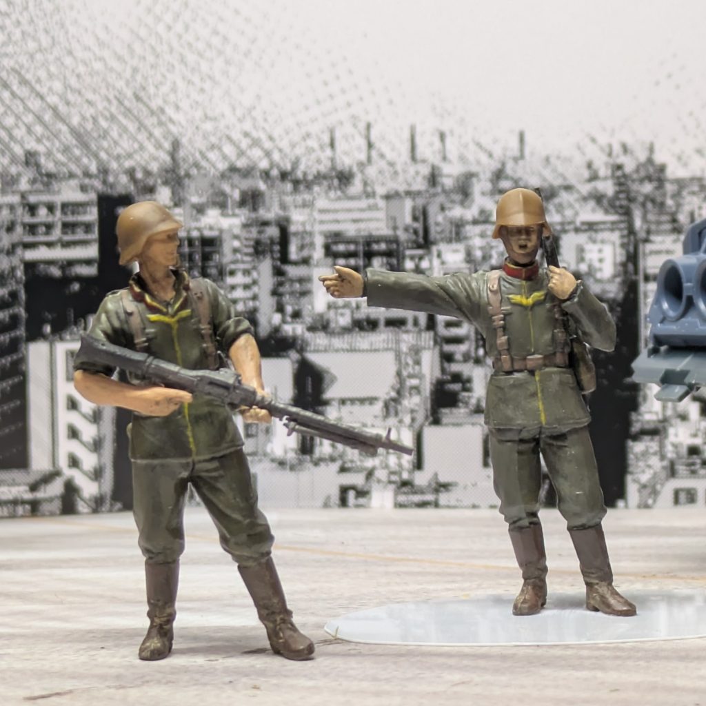 元々ジオン公国軍の前身は国連認可の下で設立された自治政府防衛部隊のジオン共和国防衛隊であった。そのため設立当初からサイド3駐屯の国連軍から武器の供与および各種訓練など軍事支援を受けていた影響もあり、公国軍改編後も戦術および部隊編成などにその名残は残っていた。一方で国連軍がジオン側に行った軍事支援はあくまでコロニー内における暴動およびテロ鎮圧、または海賊など大規模犯罪組織制圧任務を前提としていたため陸上戦力中心の支援であり、また供与および独自生産を許可した兵器も戦車など強力な陸戦兵器の保有は認めず、公国軍再編前でさえ公式には最大火力は装輪装甲車程度であった。