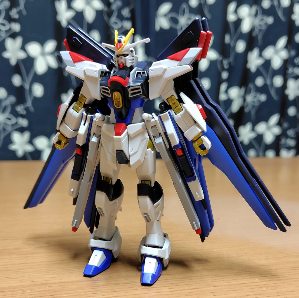 フロント。サーベルはフリーダムと同様レールガンの直上にマウント。ビームライフルは左右レールガン真横にマウント。このビームライフルは左右でマウント箇所が決まり、入れ替えは出来ない。バックパックの翼はストライクフリーダム時からそのまま。ビット機能は更新されてるが。