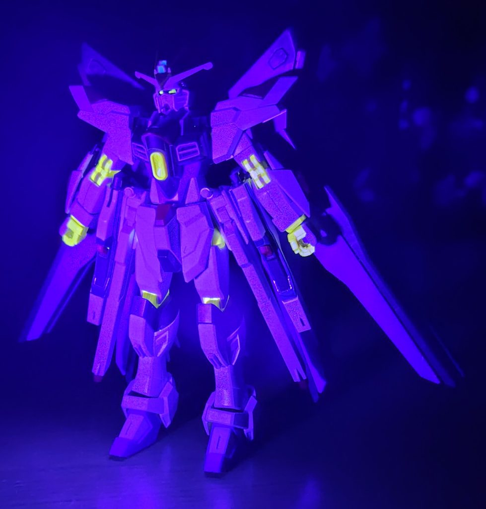 ブラックライト照射。金色成型の関節駆動系が反応したが、ツインアイは黄色、額センサーは青の蓄光レジン塗布で光る様にしてる。だが眼が若干緑がかってるのが残念。