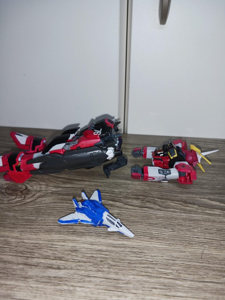 本機はバルロスを破壊されてしまったライトが制作したガンプラで、コアスプレンダーII、チェストフライヤー、レッグフライヤーの3つと専用ストライカーが合体して、完成する機体。