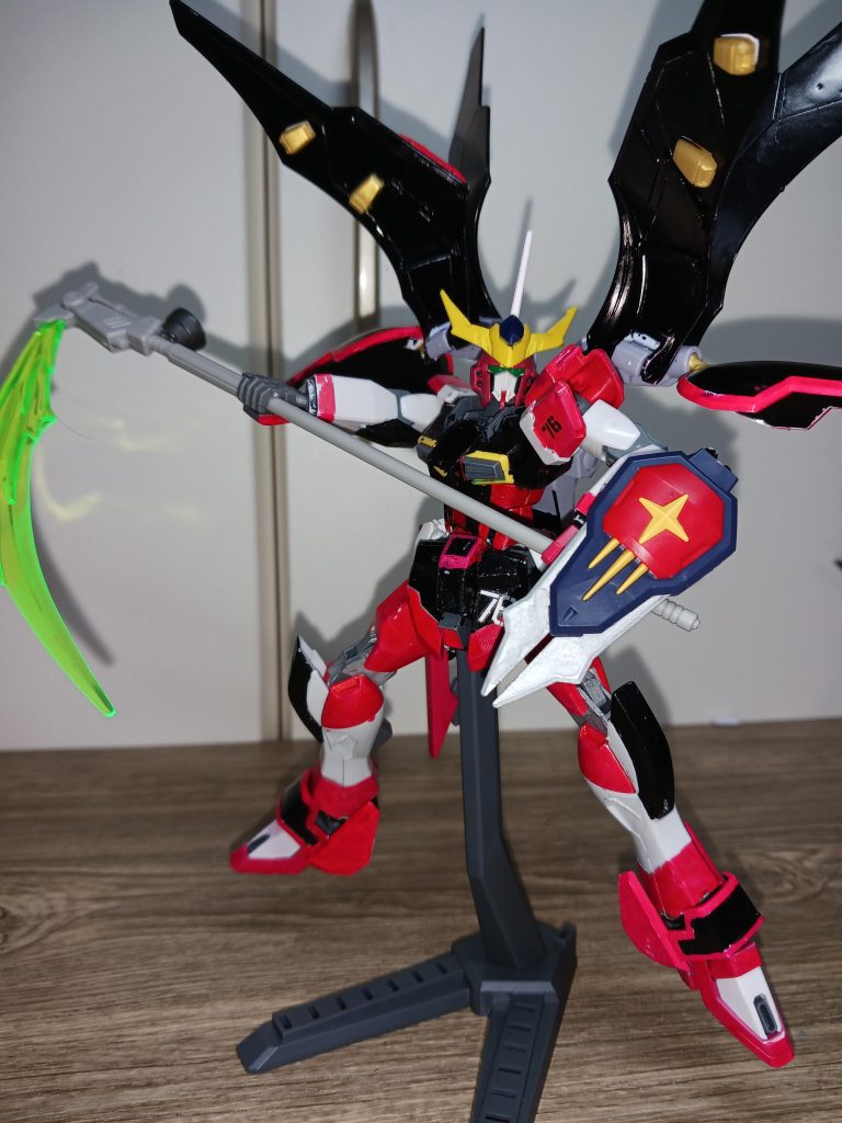 主武装はやはりビームサイズだがスラスターが追加されたことで素早く振ることができるようになった。左腕にはバスターシールドが追加され、攻撃力、防御力が共に増加している。