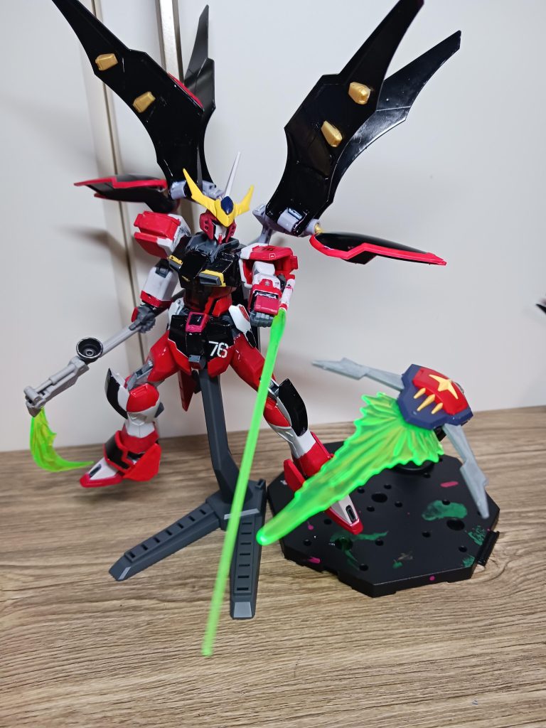 バスターシールドはドラグーンシステムを採用していて、大気圏、宇宙共に発射可能。またビームサーベルを発生されることもできる。空いた左腕からはビームサーベルを発生させることもできる。