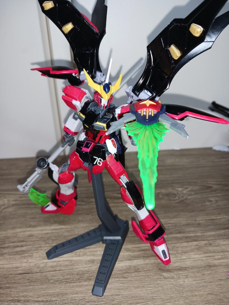 またシールドを保持したまま、敵に当てることもできる。ガンプラとしては、全身のレッド部を塗り直し、一部装甲を変えました。今回は以上となります。フォローと👍もよろしくお願いします😊