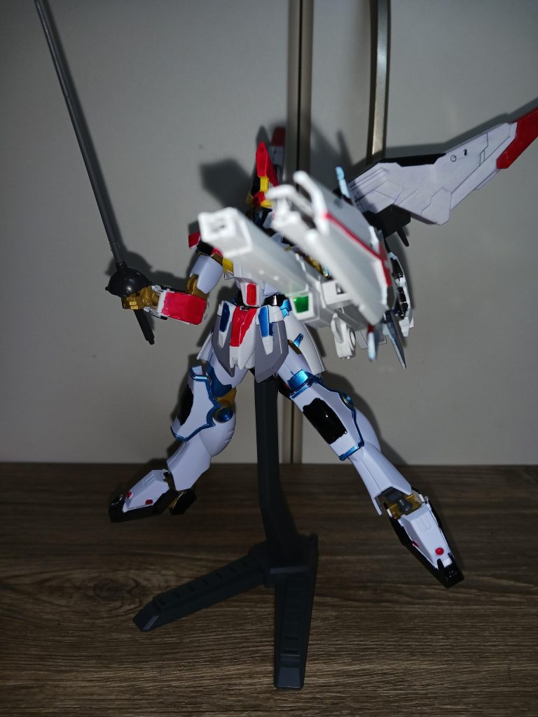 武装は、ヒートサーベル、腕部マイクロロケット砲、2連装ビームガンである。バックパックはフリーダム、ビームガンはジークエクトのデータをベースにしている。