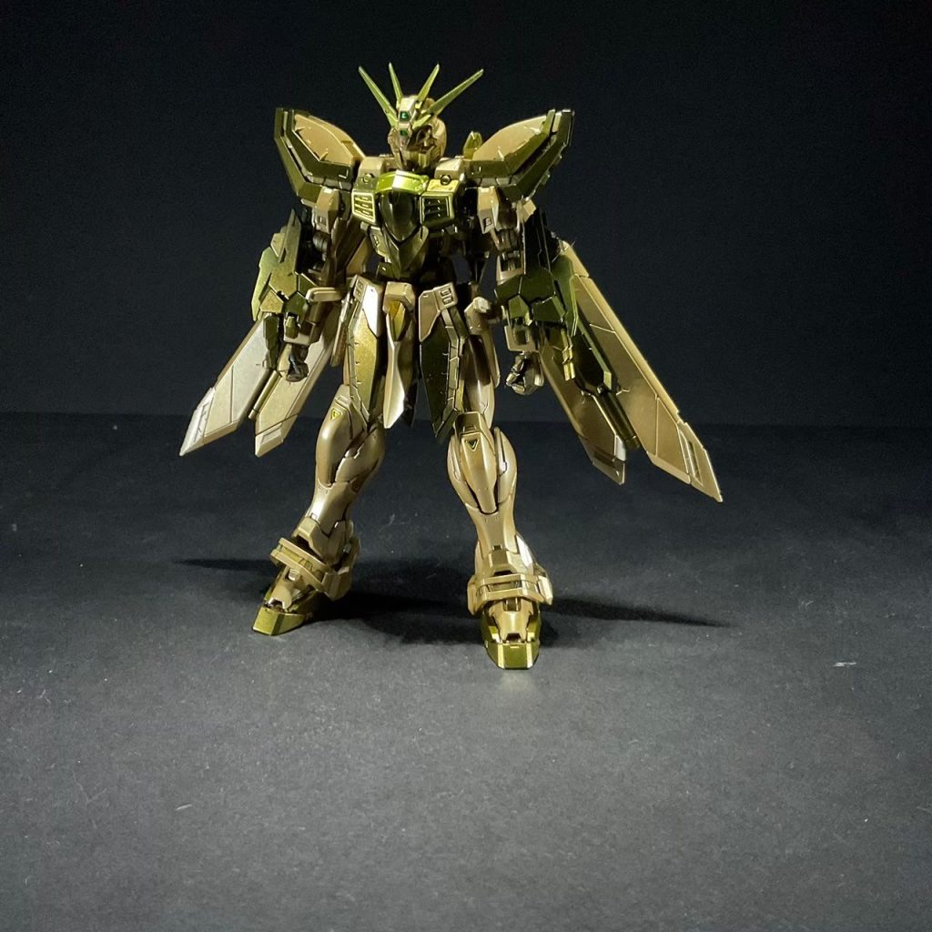 こちら同じ塗装レシピのゴッドガンダム。全体的に暗めな印象だけど、よーく見てみたら下地が透けてるのでうまく塗装できてなかったんですかね…このときは受電式エアブラシ使ってたのも要因の1つかもしれませんね!個人的にはこっちの方が渋くて好みですが、同じ塗装は出来ないのでこれはこれでよし!むしろゴッドガンダムだったからよかったと思おう!!