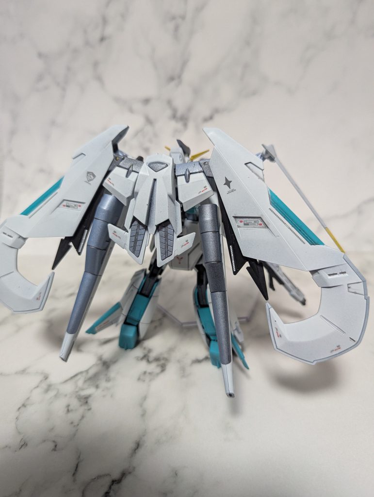 背面マガノイクタチが重いのでアムフォルタスに引っ掛けて保持してます