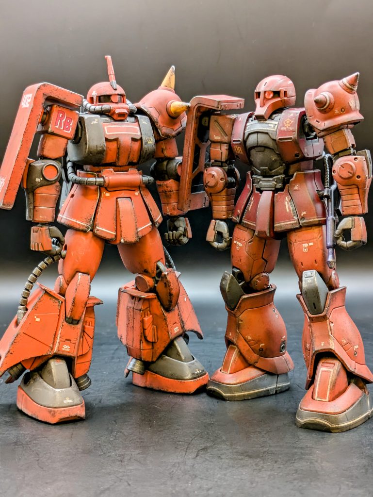 自分史上初汚しのザクⅡと並べてみた。汚しテクニックに進歩が見られない…(zaku-kao9)