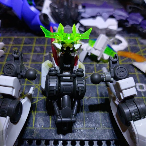 30ММやメガミデバイスに浮気(？)し終わったのでパチ組放置してた一番くじ産ルプスレクス君を改造してマス。大剣スタンド君からパーツを強奪ったり太腿や肩を延長してみたり踵のパイルバンカーを伸縮式にしてみたり。ヒョロっちぃサブアーム内蔵するより武器仕込んだ方がエエやろとパイルバンカー仕込んだり。GW中も相変わらずの低進捗速度···さてさて完成はいつになるやらwww（4枚目）