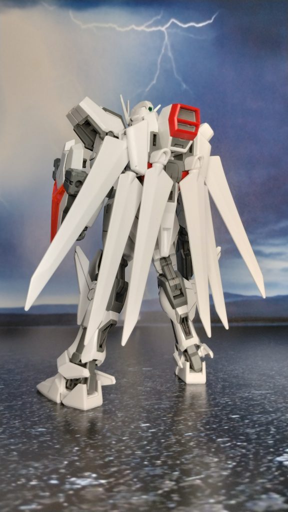 機体名:GAT-X105S-EGストレイバーイージー名前の「ストレイバー」は自分が改造したビルドストライクに伝統的に付けている名前なので付けました。「イージー」は”エントリーグレード”と”easy” をかけてます。機体設定は特にありません。ただただ見た目重視で作りました。