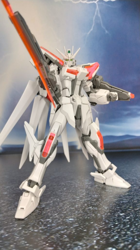 マントのような翼も相まって、剣を構えた様は白騎士のように見える……かも?黒騎士も作りたくなっちゃうなぁ